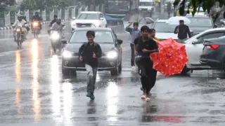 दिल्ली के कई हिस्सों में बारिश का दौर जारी।