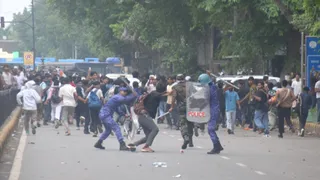 प्रदर्शनकारी छात्रों को खदेड़ते पुलिस और अर्ध सैनिक बलों के जवान।