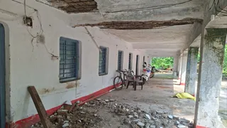 डालटनगंज में जर्जर बैरक की छत गिरी, बाल-बाल बचे रेल पुलिस के जवान।