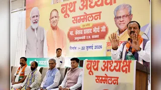 बूथ अध्यक्ष सम्मेलन को संबोधित करते उप मुख्यमंत्री केशव प्रसाद मौर्य। मंचासीन महापौर डॉ. उमेश गौतम, वन मंत्री डॉ. अरुण कुमार, ब्रज क्षेत्र के क्षेत्रीय अध्यक्ष पूरनलाल लोधी तथा महानगर अध्यक्ष अधीर सक्सेना। जागरण