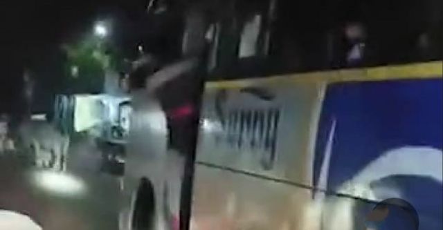 बांदा में चालक का कारनामा, सवारियों की जान जोखिम में डाल टार्च की रोशनी में 16 किमी दौड़ाई निजी बस
