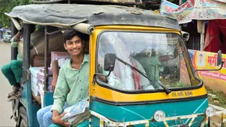 बीआरसी से टेंपो पर किताब-कापी का बंडल ले जाते बच्चे। जागरण