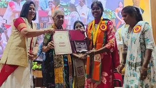 चौधरी चरण सिंह विश्वविद्यालय के दीक्षांत समारोह में छात्रा को उपाधि प्रदान करतीं राज्यपाल एवं कुलाधिपति आनंदीबेन पटेल।