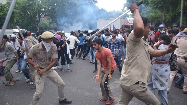 जंतर-मंतर पर पुलिसकर्मियों के लिए यूनिफॉर्म जरूरी, 'सिविल ड्रेस' में लाठी चलाने के वायरल वीडियो के बाद एक्शन
