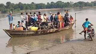 किरतपुर के जमालपुर के पास कोसी नदी में निजी नाव से आवागमन करते लोग। जागरण