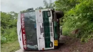 मंडी के लडभड़ोल में एचआरटीसी बस दुर्घटनाग्रस्त हो गई। जागरण