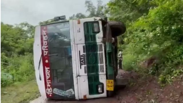 मंडी में HRTC बस की ब्रेक फेल, पहाड़ी से टकराने के बाद सड़क पर पलटी; 7 लोग थे सवार