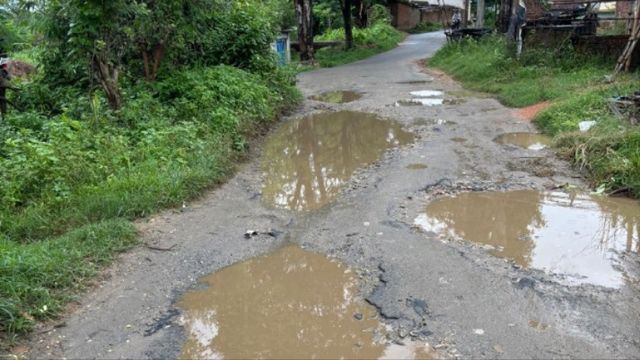 रामगढ़ में शिलान्यास के 2 साल बाद भी शुरू नहीं हुआ सड़क निर्माण, जान हथेली पर यात्रा करते हैं हजारों ग्रामीण 
