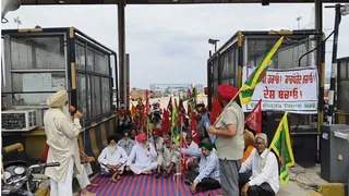 हिमाचल-पंजाब सीमा पर गरामोड़ा में प्रदर्शन करते किसान। जागरण