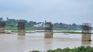 बारिश ने बढ़ाई लखीसराय और किऊल की दूरी, नदी में पानी आते ही टूटा संपर्क