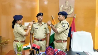 पीटीसी सिपाही को स्टार बैज लगाते एसएसपी योगेन्द्र कुमार एवं एएसपी रश्मि। फोटो सौ.: पुलिस