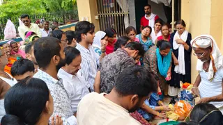 घटना स्थल पर मौजूद लोगों की फाइल फोटो।
