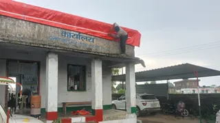 सीडीपीओ कार्यालय नारदीगंज में छत पर लगा त्रिपाल