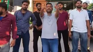 चरकाता रोड स्थित एक स्पा सेंटर के बाहर हंगामा करते युवा।