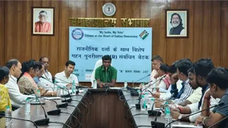 एसाआईआर को लेकर बैठक करते उपायुक्त। (जागरण)