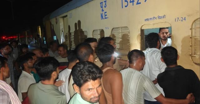 कासगंज फर्रुखाबाद पैसेंजर ट्रेन में किन्नरों का आतंक, रुपये न देने पर चाचा-भतीजे को मारे चाकू
