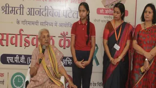 चौधरी चरण सिंह विश्वविद्यालय के स्वामी कल्याण देव चिकित्सालय में आयोजित सर्वाइकल कैंसर जागरूकता एवं एचपीवी टीकाकरण कार्यक्रम में विचार व्यक्त करतीं राज्यपाल व कुलाधिपति आनंदीबेन पटेल। सौ. सूचना विभाग