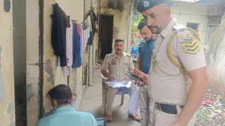 सोलन के बरोटीवाला में पत्नी की हत्या के मामले में जांच करती पुलिस। जागरण