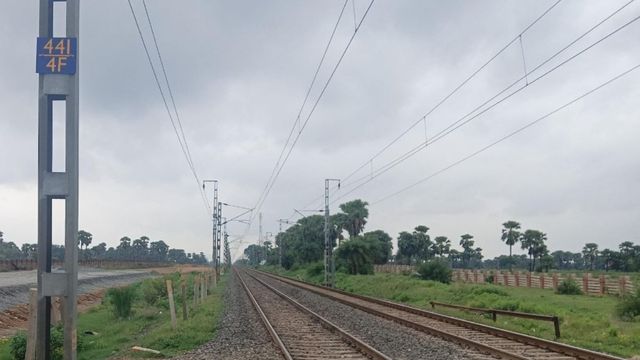 गया-कोडरमा रेलखंड पर बड़ा हादसा टला; राजधानी एक्सप्रेस से टकराकर बाइक के उड़ गए परखच्चे
