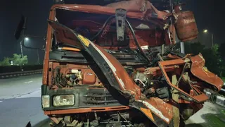 ईस्टर्न पेरिफेरल एक्सप्रेस वे पर खड़ा दुर्घटनाग्रस्त कैंटर।