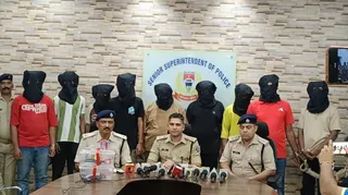 जमशेदपुर में एसएसपी कार्यालय में आयोजित प्रेस वार्ता में जानकारी देते सिटी एसपी ललित मीणा।