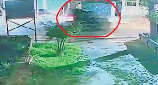 स्काॅर्पियो लेकर भागते चोर (लाल घेरे में ) l वीडियो ग्रैब