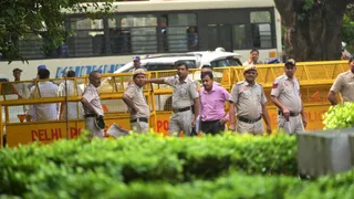 संसद मार्ग पर बैरिकेड पर तैनात पुलिसकर्मी। जागरण