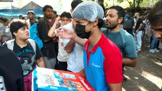 पिज्जा की डिलीवरी करने जंतर-मंतर पहुंचा डिलीवरी ब्वाय। जागरण