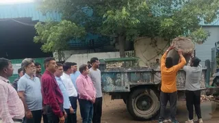 इकोटेक एक्सटेंशन उद्योग विहार दो में कूड़ा उठाते प्राधिकरण के सफाईकर्मी। जागरण