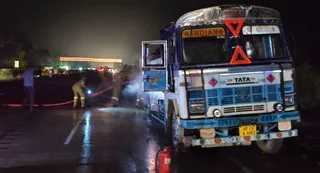 पुलिस व फायर बिग्रेड आग बुझाने में जुटी। जागरण
