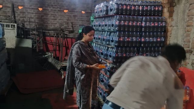 गढ़वा में खाद्य प्रतिष्ठानों पर छापामारी, एक्सपायरी कोल्ड ड्रिंक किया सील, 30 हजार का लगाया जुर्माना
