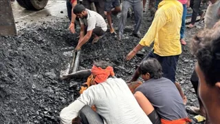 जेसीबी की मदद से कोयला को हटाया