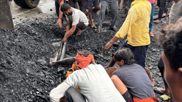 गया-डोभी जीटी रोड पर पलटा कोयला लदा ट्रक, नीचे दबने से बाइक सवार बुजुर्ग की मौत
