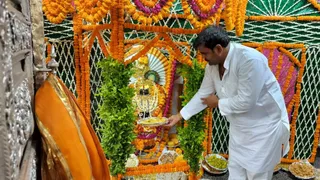गोवर्धन स्थित दानघाटी मंदिर में गिरिराजजी को 56 भोग समर्पित करते सेवायत रामेश्वर पुरोहित। जागरण आर्काइव
