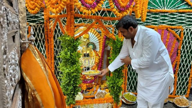 मुड़िया पूर्णिमा मेला: सोना-हीरे-मोती के आभूषण और सुगंधित पुष्पों में दर्शन देंगे गिरिराज जी, पांच दिन दिव्य श्रृंगार
