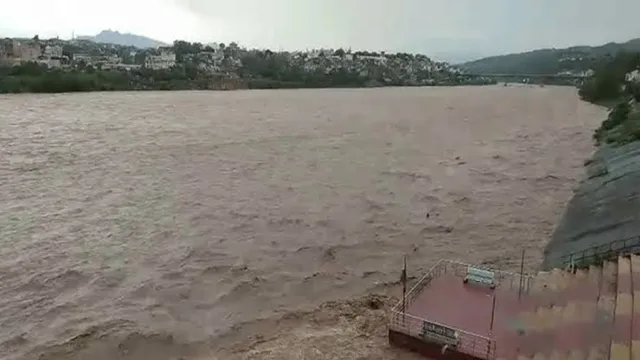 जम्मू पानी-पानी, कश्मीर में हालात खराब, डरे लोग छत पर रख रहे सामान, जानें मौसम का हाल