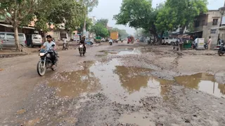 जलेसर मार्ग स्थित मुड़ी चौराहे पर हुए गड्ढे, जिससे लोगों को प्रतिदिन होकर निकलना पड़ा जागरण