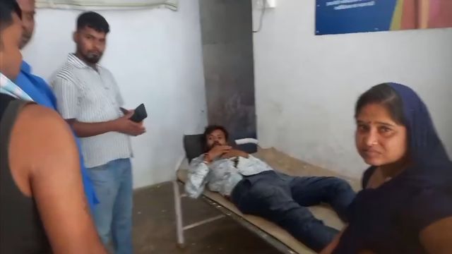 कराहता रहा घायल, जमुई के अस्पताल में नहीं थे डॉक्टर; परिजनों के हंगामे के बाद आधे घंटे बाद शुरू हुआ इलाज
