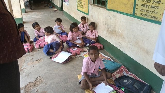 गोड्डा के बदहाल स्कूल: 2 कमरे में ठूंसे जा रहे 248 बच्चे, बरामदे में लगती हैं कक्षाएं

