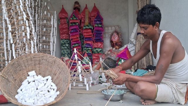 नागपंचमी पर क्यों बनाया जाता है 'झांप'? बिहार के शिल्पकारों के पुश्तैनी हुनर से तैयार हो रही रंग-बिरंगी सजावट

