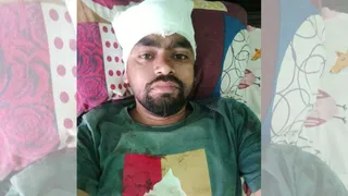 घायल युवक घटना की जानकारी देते हुए।