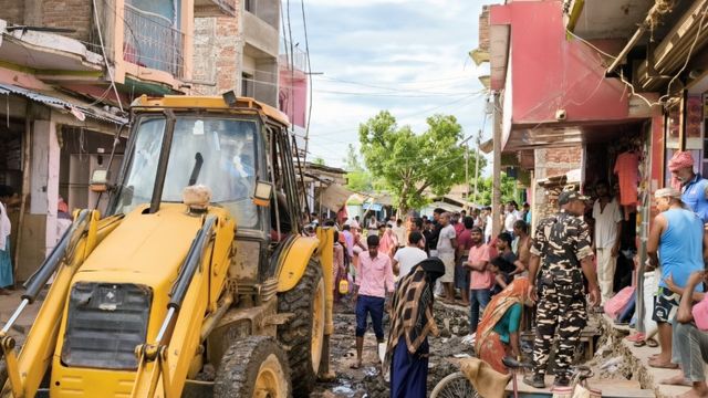 मधुबनी में भारत-नेपाल सीमा पर चला बुलडोजर, वर्षों पुराना अतिक्रमण पर प्रशासन की बड़ी कार्रवाई