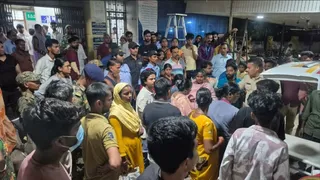 हंगामा करते परिजनो