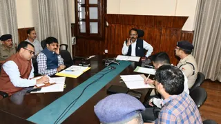 नैनीताल में अधिकारियों की बैठक लेते डीएम ललित मोहन रयाल। सौजन्य सूवि