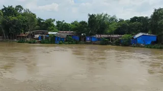 गांव के समीप पहुंचा नदी का पानी। (जागरण)