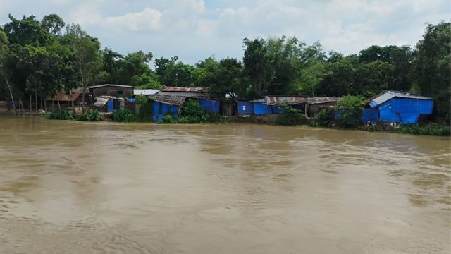 महानंदा और दास नदी का रौद्र रूप, बेघर हुए दर्जनों परिवार; मलहाना गांव पर मंडराया अस्तित्व का खतरा
