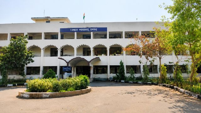 रामगढ़ सिविल कोर्ट को मिली बम से उड़ाने की धमकी, स्पीड पोस्ट से मिले पत्र के बाद पुलिस हाई अलर्ट पर
