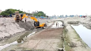 वृंदावन में यमुना के केशीघाट पर रिवर फ्रंट के लिए हो रहा काम।फोटो सौजन्य से याचिकाकर्ता