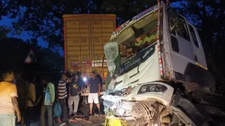 कोलेबिरा में कंटेनर और ट्रेलर की आमने-सामने टक्कर। जागरण