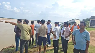 मालिंचा गांव में स्वर्णरेखा नदी का कटाव ग्रामीणों के लिए बड़ी चिंता का कारण बन गया है।